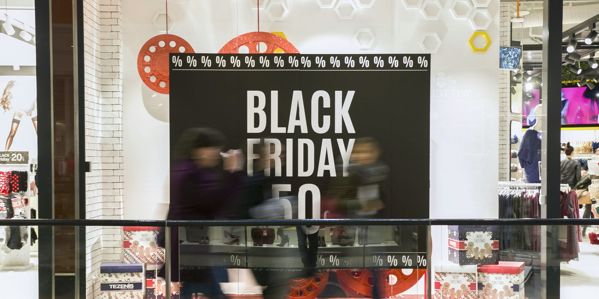 Black Friday to dla sklepów okazja, by przyciągnąć klientów pod hasłem wielkich obniżek. Te obniżki nie zawsze jednak są prawdziwe.