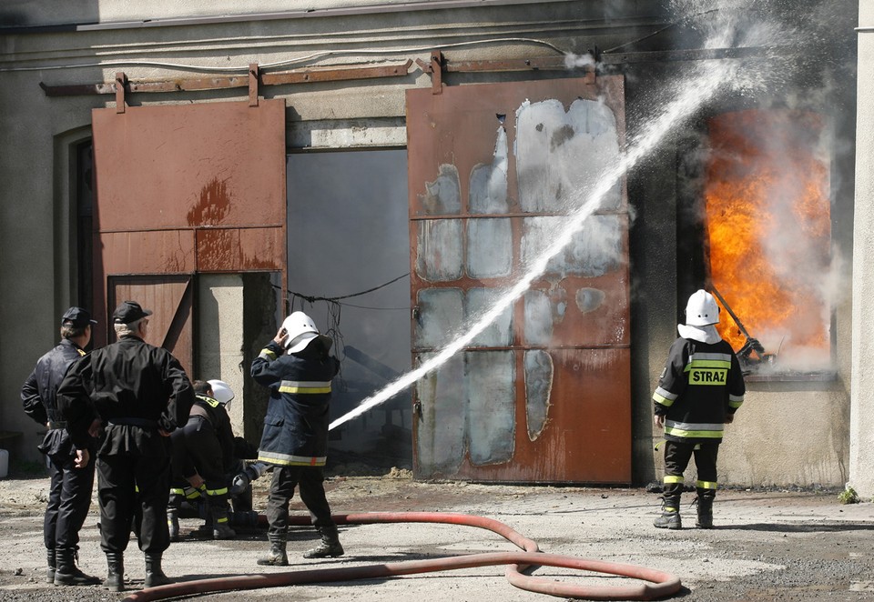 PORĘBA POŻAR HALI FABRYCZNEJ