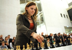 Judit Polgar igra šah istovremeno sa 25 protivnika u Beču 13. novembra 2012.