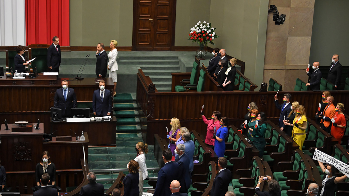 Zaprzysiężenie prezydenta. Posłowie Lewicy w kolorach tęczowej flagi