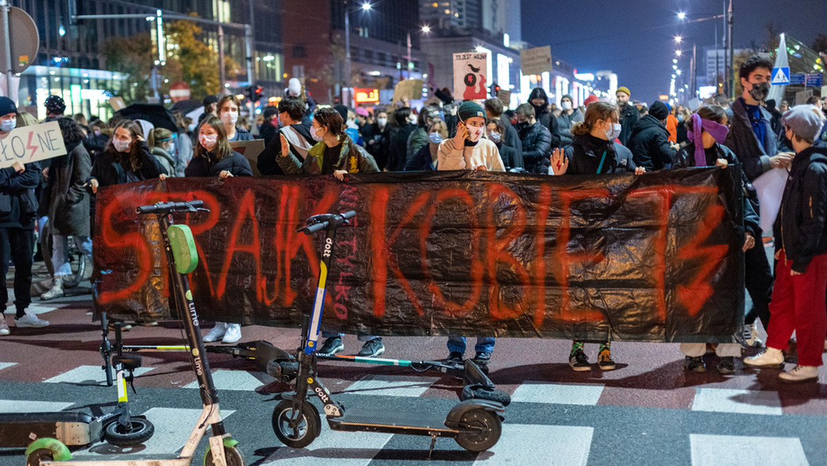 Warszawa Strajk Kobiet 30 października - bezpłatny nocleg dla protestujących