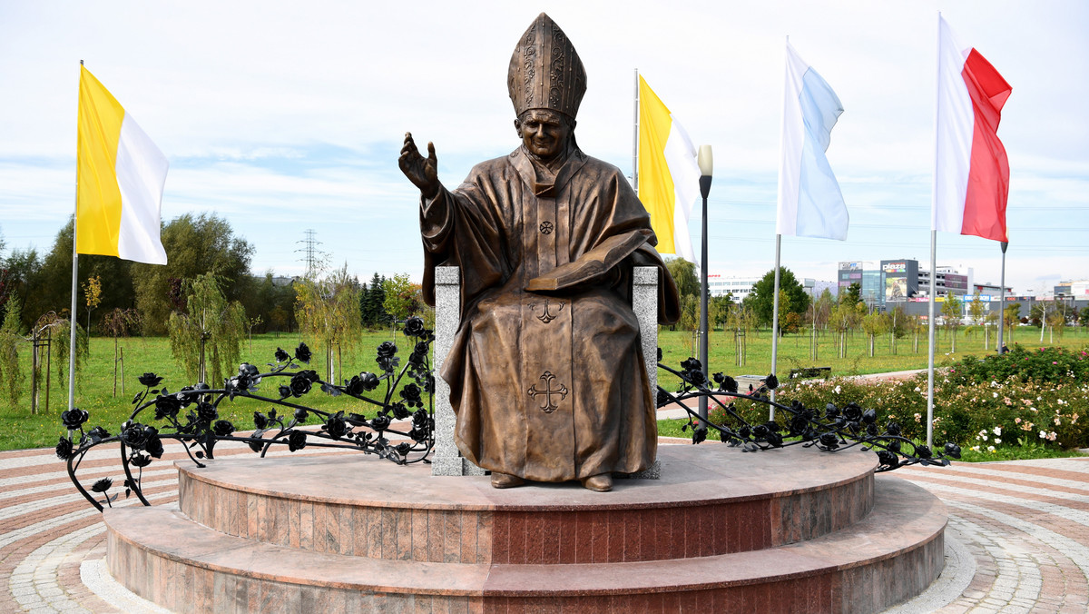 20a09339 - RZESZÓW NOWY POMNIK ŚW. JANA PAWŁA II (nowy pomnik papieża)
