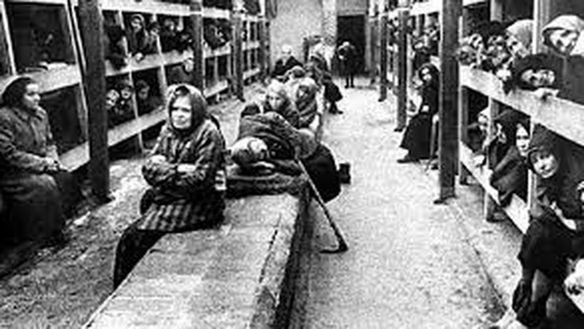 Wśród mieszkańców podbitych przez Niemcy krajów nazwa "Ravensbrück" brzmiała równie złowieszczo jak "Auschwitz", czy "Sachsenhausen". Kobiecy obóz stał się jednym z trybów hitlerowskiej machiny zagłady. Jednak pomimo głodu, powszechnego terroru i wszechobecnej śmierci pojawił się tam ruch oporu. Opowiada o tym książka "Harcerki z Ravensbrück", której autorką jest Anna Kwiatkowska-Bieda.