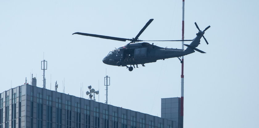 Akcja jak z filmu "Błękitny grom"! Nad Wilanowem i Powsinem latał policyjny Black Hawk. Kogo szukał? 