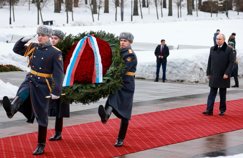 Vladimir Putin polaže cveće na spomenik Otadžbini na Piskarevskom memorijalnom groblju u Sankt Peterburgu