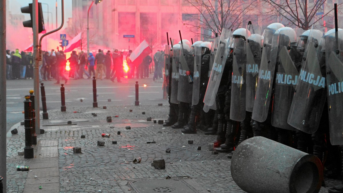 Jeśli ktoś nie współdziała z policją i narusza prawo, musi się liczyć z konsekwencjami - przypomniał szef MSW Bartłomiej Sienkiewicz przed zapowiadanym na 11 listopada marszem środowisk narodowych. Dodał, że tego dnia w Warszawie będzie więcej policjantów.