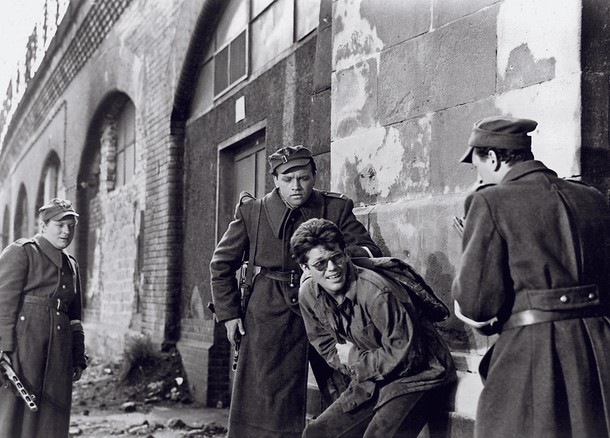 Nasyp kolejowy przy ul. Bogusławskiego. Na zdjęciu Zbigniew Cybulski w filmie Andrzeja Wajdy Popiół i diament (1958 r.).