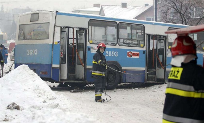 Dzieci na sankach wpadły pod autobus. Chłopiec nie żyje