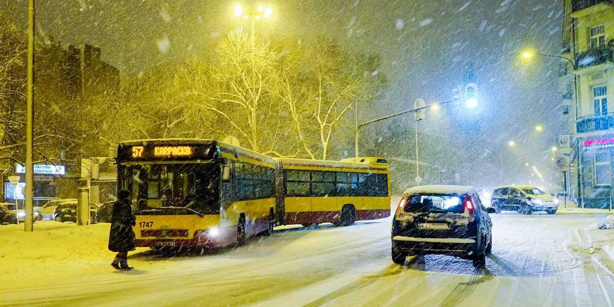 Orkan Fryderyka nad Łodzią. Śnieżyca zatrzymała komunikacje miejską.