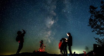 Magiczna noc z zorzą polarną i Perseidami. Niesamowita feeria barw!