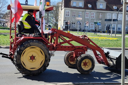 700 osób, 580 ciągników. Rolnicy blokowali Wielkopolskę