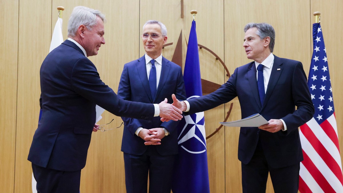 Finlandia została 31. członkiem NATO. Od lewej: fiński minister spraw zagranicznych Pekka Haavisto, sekretarz generalny NATO Jens Stoltenberg oraz sekretarz stanu USA Antony Blinken.