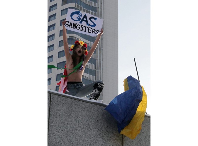 Feministki z grupy Femen angażują się nawet w takie sprawy, jak wojna gazowa Kijowa z Moskwą. Ukraińscy politycy twierdzą, że Rosjanie przykręcając kurek, chcą zmusić Kijów do kupowania gazu po zawyżonych cenach