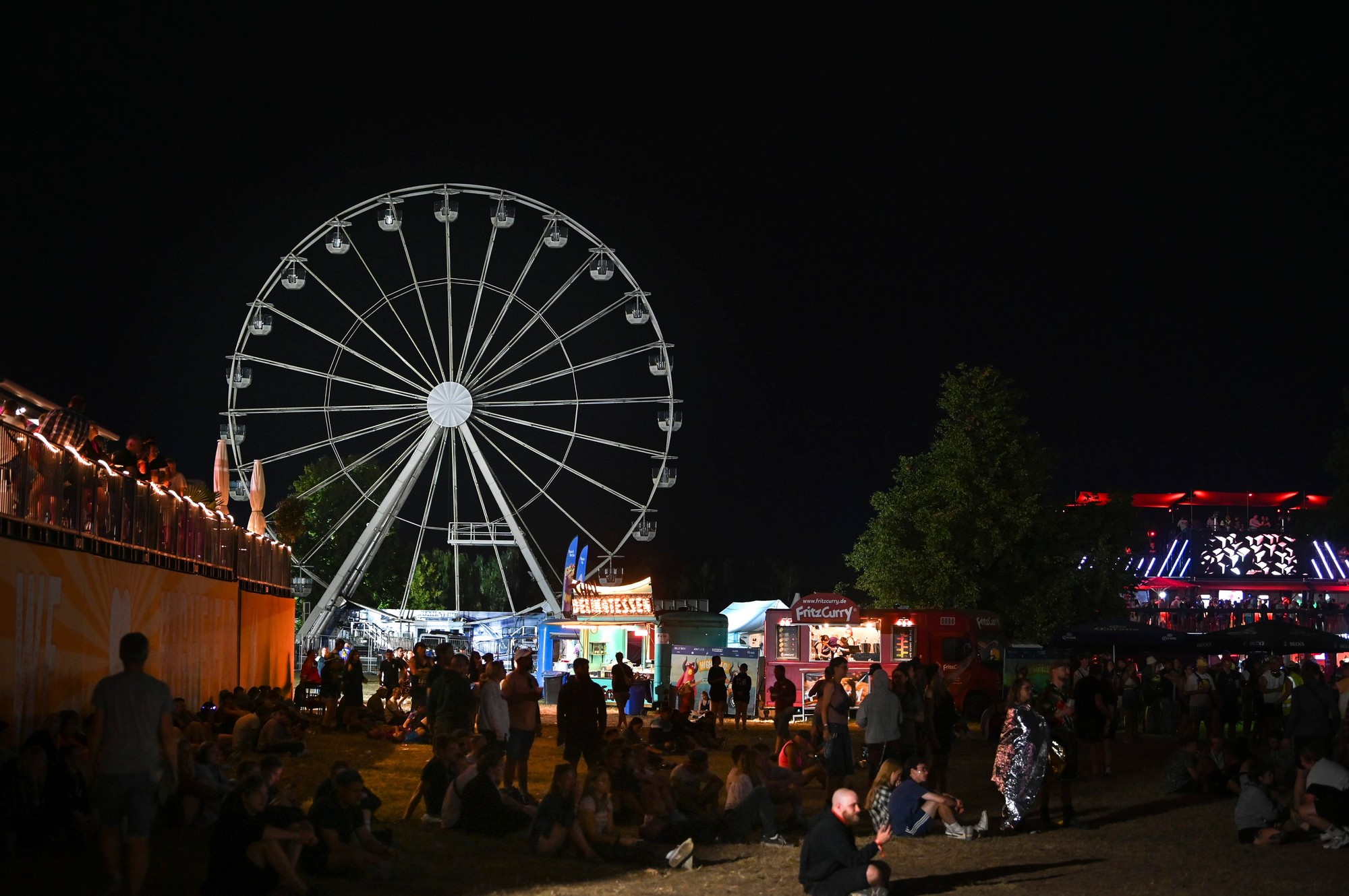 Na festivale začali horieť dve kabínky ruského kola.
