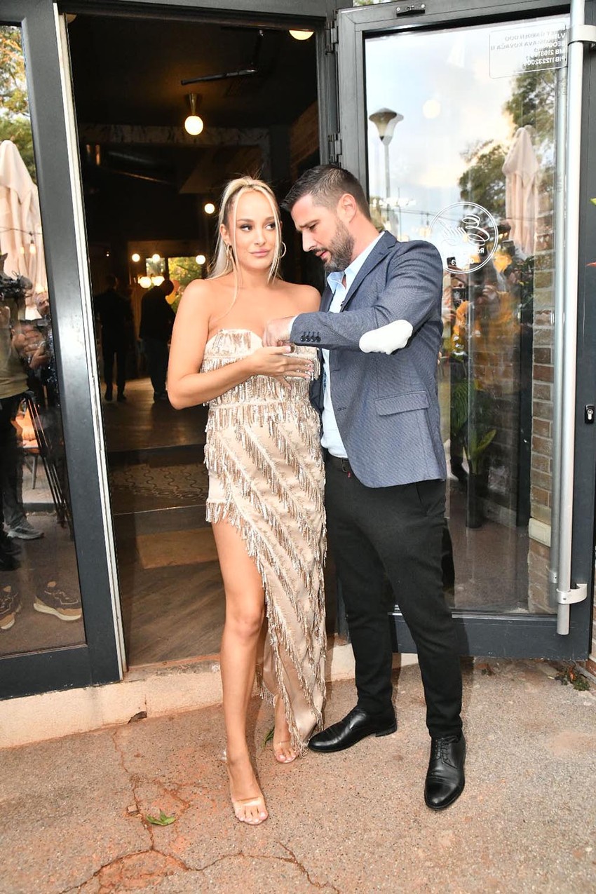 Luna u zlatnoh haljini na proslavi ćerkinog krštenja 