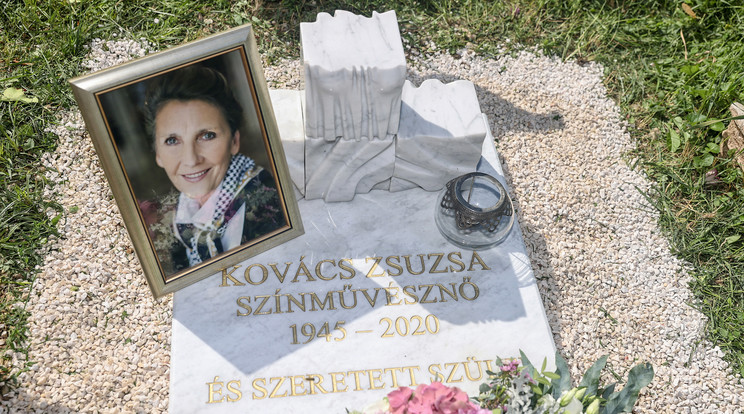 Kovács Zsuzsa sírnál Szörényi család / Fotó: Zsolnai Péter