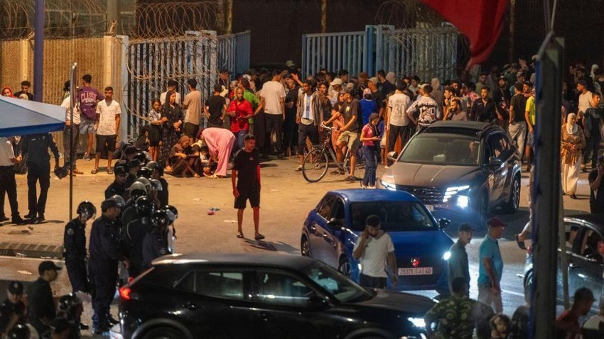 Ljudi se okupljaju na graničnom prelazu Bab Sebta između Maroka i španske enklave Seuta, blizu Fnideka, u Maroku | Foto: EPA