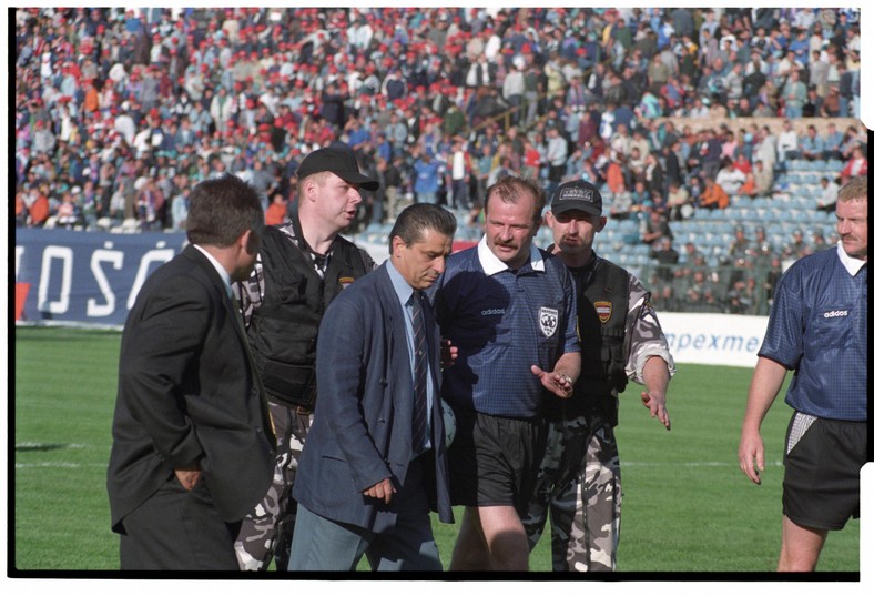 1998 r., finał Pucharu Polski pomiędzy Amicą i Aluminium Konin. Sędzia Marek Kowalczyk w asyście ochroniarzy.