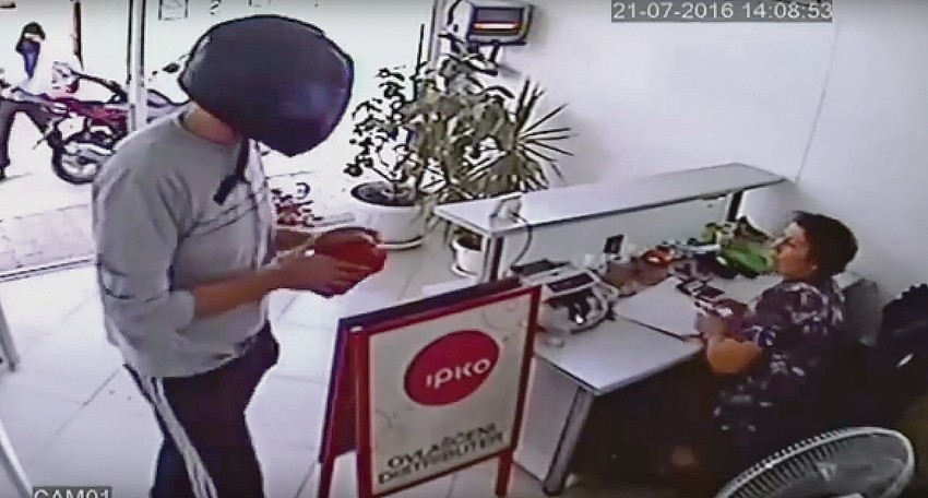 Petrović tokom pljačke menjačnice na KiM