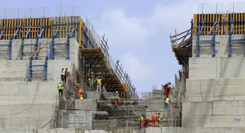 Construction workers are seen in a section of Ethiopia's Grand Renaissance Dam, as it undergoes construction, during a media tour along the river Nile in Benishangul Gumuz Region, Guba Woreda, in Ethiopia March 31, 2015.   REUTER/Tiksa Negeri