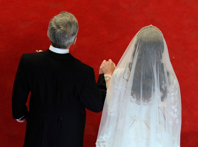 Ojciec prowadzi Kate Middleton do ołtarza