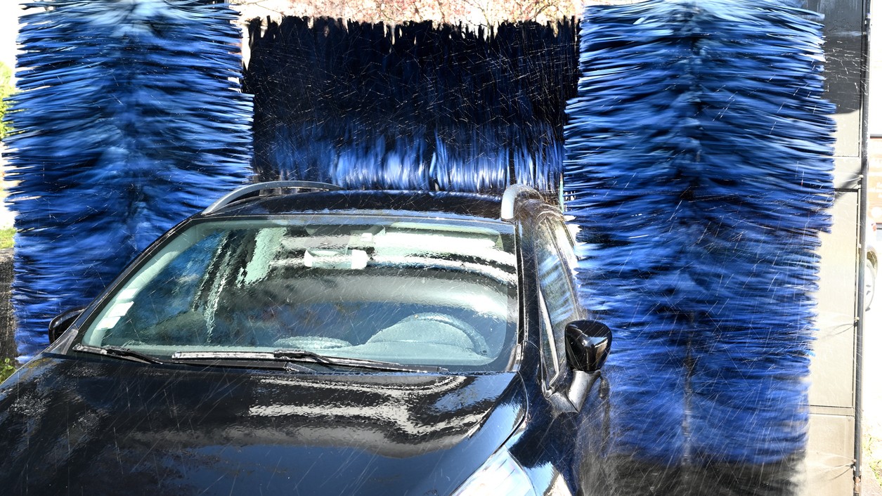 Umývanie auta na Slovensku počas zimy vyžaduje sledovanie predpovede počasia a správne načasovanie. Vodiči by sa mali vyhýbať čisteniu karosérie pri teplotách nižších ako mínus päť stupňov. 