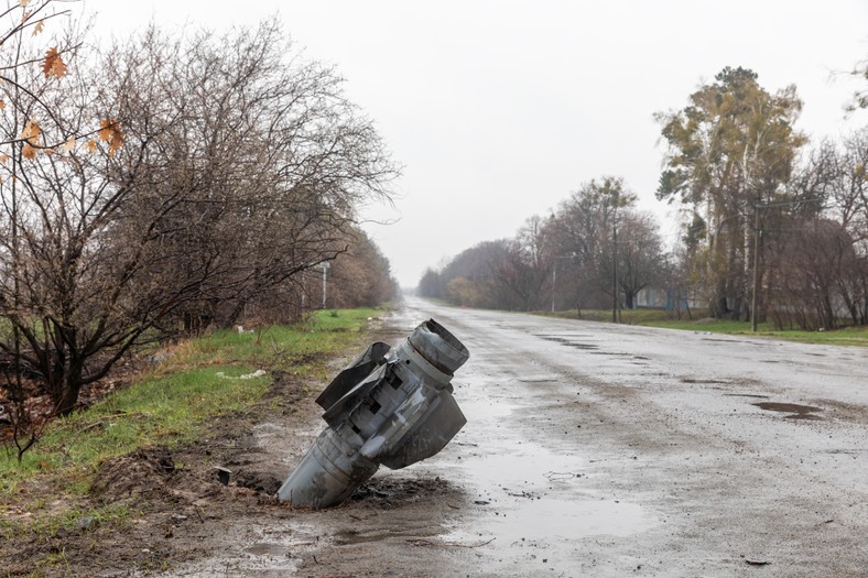 Rosyjski niewypał niedaleko lotniska w Hostomelu pod Kijowem, kwiecień 2022 r.