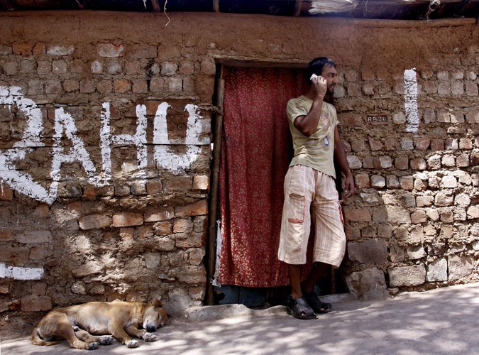 Hindusi żyją w nędzy, bez toalet, ale telefony komórkowe mają