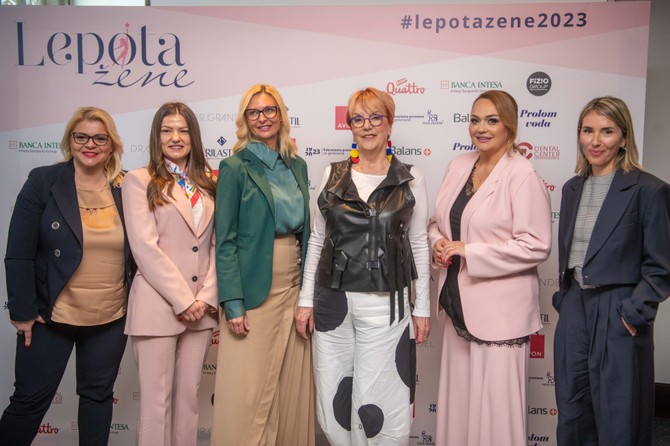 Čuvena književnica Vedrana Rudan sa ostalim gošćama odnosno učesnicama konferencije  Lepota žene