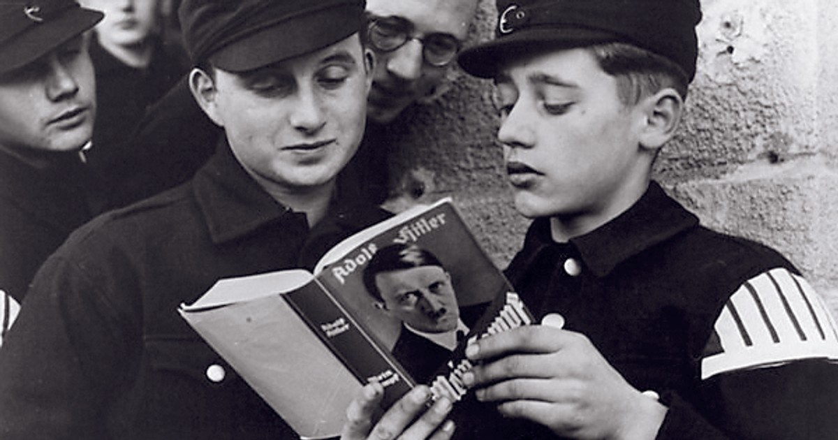 Sto lat od debiutu „Mein Kampf”. „Trudno uwierzyć, że za tantiemy jej autor kupił posiadłość Berghof”