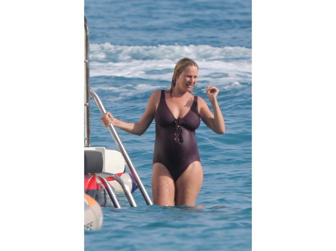 Ciężarna Uma Thurman w kostiumie kąpielowym