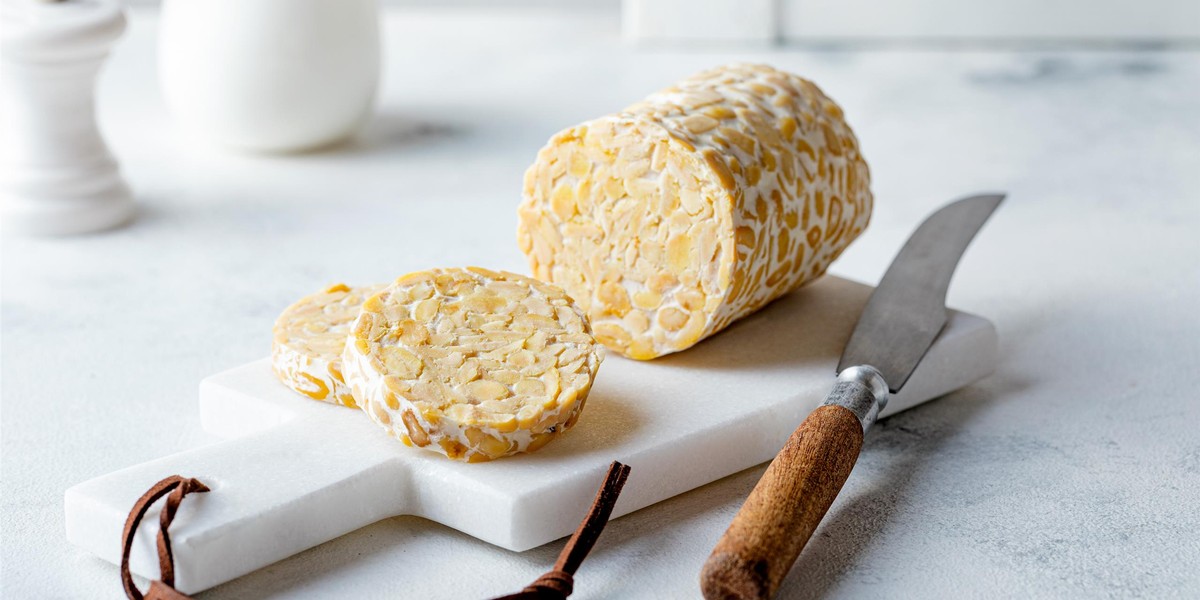 Tempeh na oko można pomylić z chałwą, ale smakuje zupełnie inaczej.