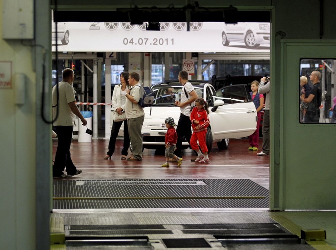 Rodziny przed wejściem do fabryki