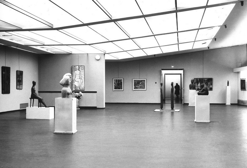 Przestrzeń ekspozycyjna na I piętrze Miejskiego Pawilonu Wystawowego w Krakowie, lata 60. XX wieku