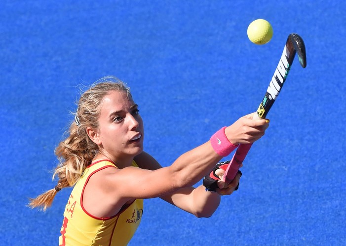 Piękne dziewczyny grają w hokeja... na trawie