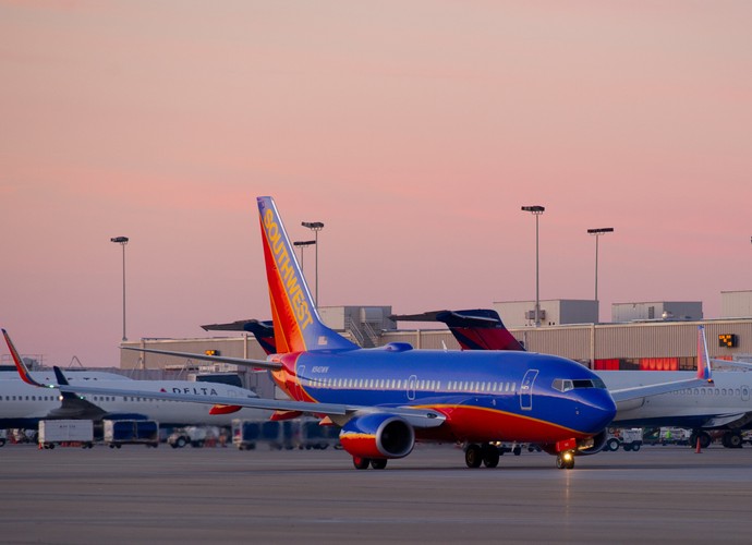 3. Southwest Airlines – na najniższym miejscu podium znalazł się amerykański tani przewoźnik z Teksasu. Obecnie linia lotnicza ma 701 samolotów. W 2011 r. na pokład zabrała 135,3 mln pasażerów czyli 3,5 razy więcej niż ludność Polski.