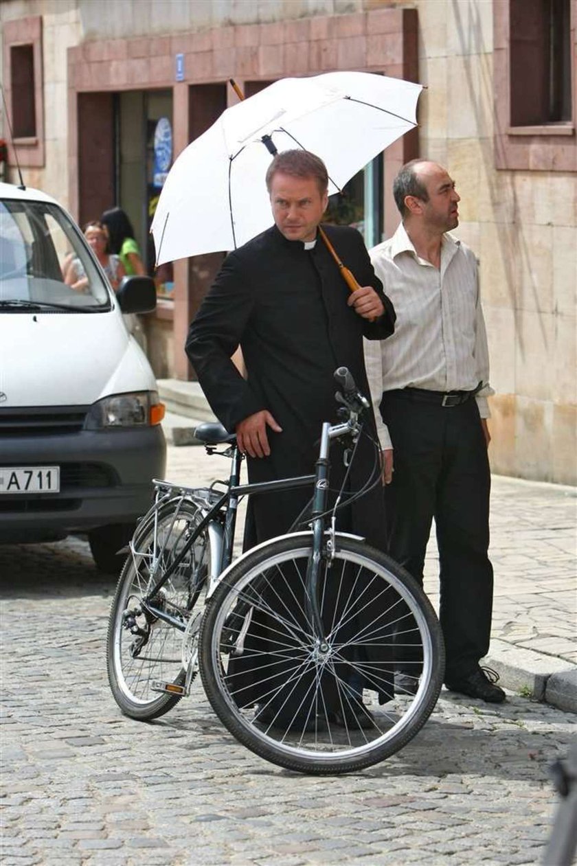 Skandal z "Ojcem Mateuszem". Pisarz opisał jak Żmijewski...