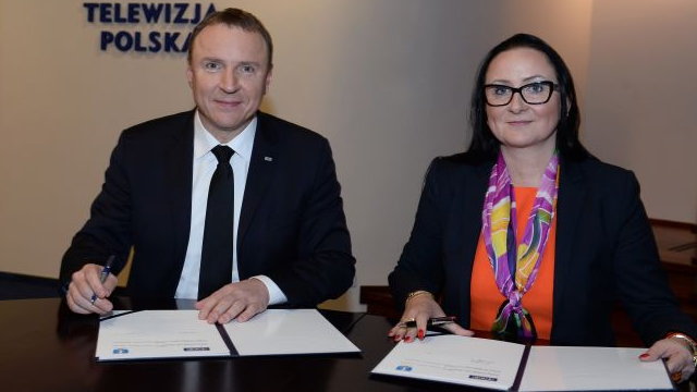 Agnieszka Nowak-Gąsienica podpisuje umowę na organizację sylwestra w Zakopanem z ówczesnym prezesem TVP Jackiem Kurskim