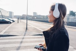 Coraz młodsi mają problemy ze słuchem. To efekt życia w hałasie