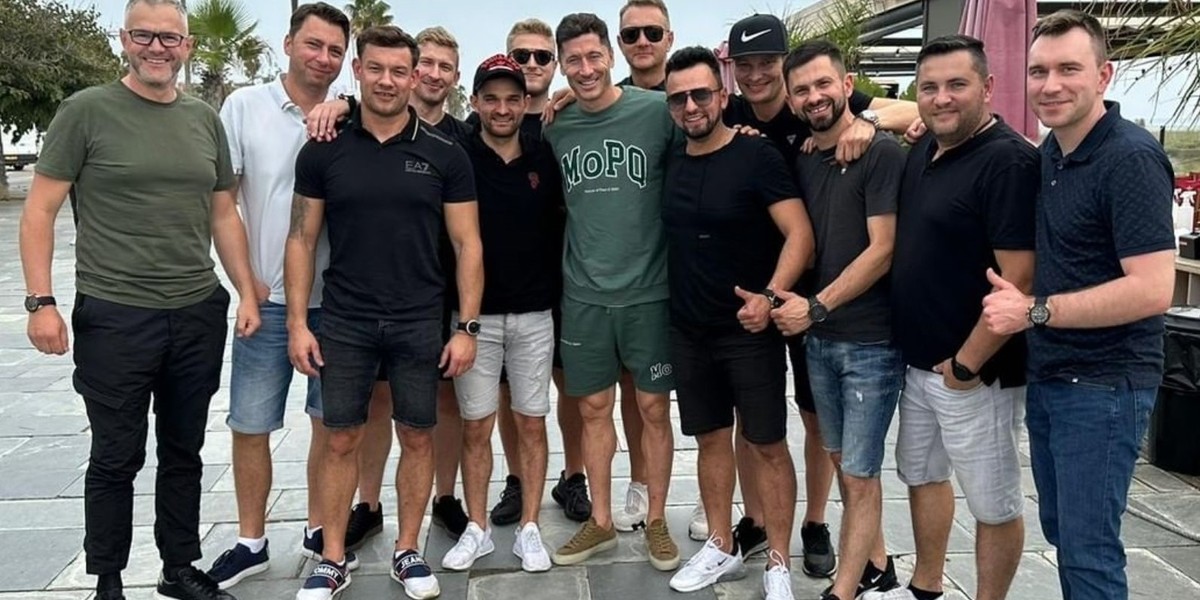 Bartosz Zmarzlik i Robert Lewandowski na wspólnym spotkaniu w Katalonii. 