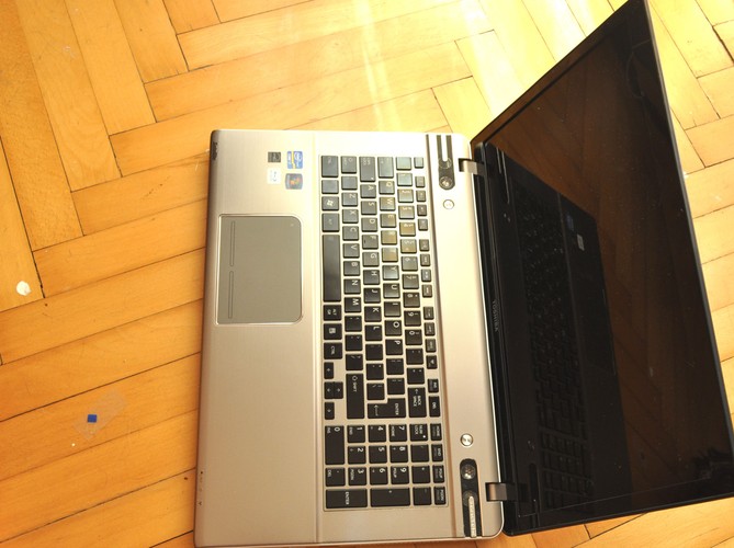 Rzut z boku na komputer