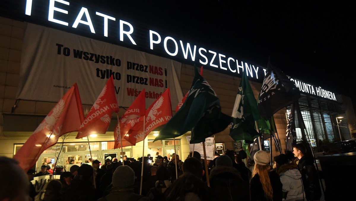 Warszawa: narodowcy demonstrowali przeciwko "Klątwie" w Teatrze Powszechnym