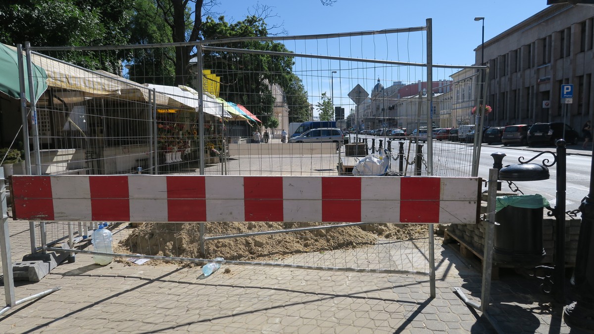 W piątek od godz. 20 kierowcy powinni omijać rejon skrzyżowania Krakowskiego Przedmieścia z ul. Chopina. Wieczorem robotnicy rozpoczną tam prace związane z inwestycją LPEC, czyli z przebudową sieci ciepłowniczej. Jezdnia zostanie rozkopana i zamknięta dla ruchu.