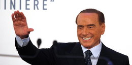 Z twarzą Berlusconiego dzieje się coś złego