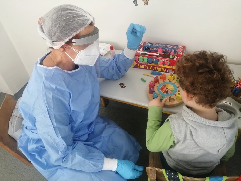 Sa decom i u „crvenoj zoni“