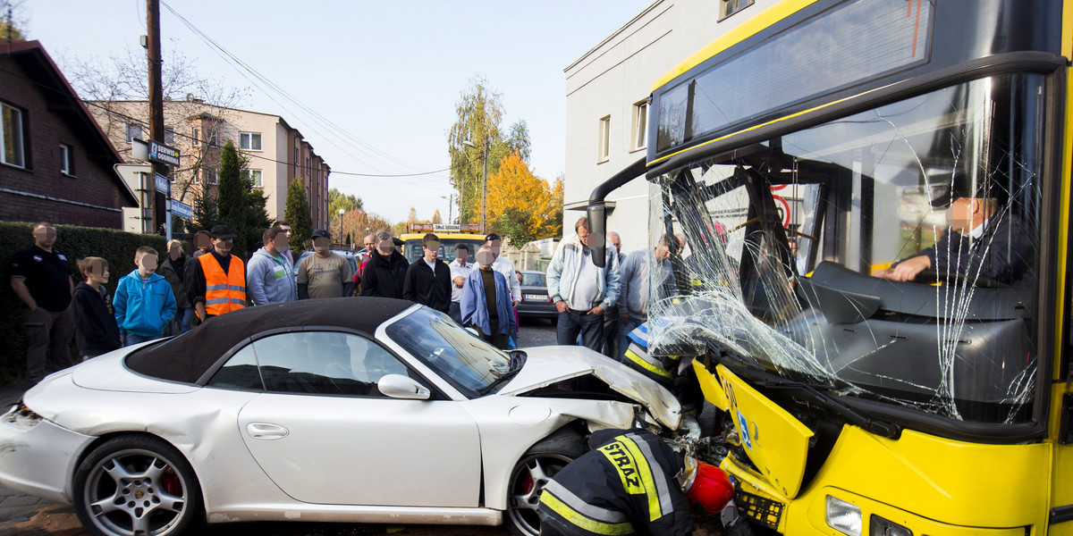 Porsche wbiło się w autobus