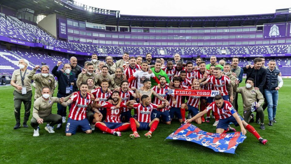 Piłkarze Atletico świętujący tytuł