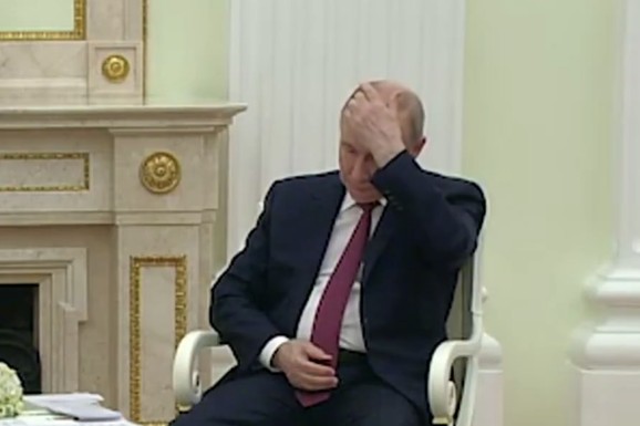 (VIDEO) PONIŽENJE VEKA ZA PUTINA, OVO MU SE NIKAD NIJE DESILO! Gost mu usred Kremlja očitao "bukvicu": Ruski predsednik se vrpolji, gleda u pod i TRZA nogom