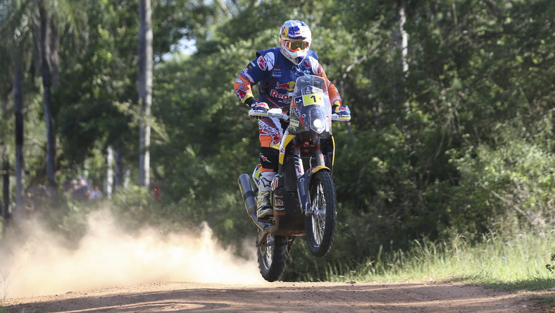 Toby Price, pierwszy australijski zwycięzca Dakaru, stanie na starcie, by walczyć o powtórkę wygranej i z nadzieją na dołączenie do grona legend. Motocykle KTM dominują w Dakarze od 2001 roku, ale Honda, Yamaha i Husqvarna zapowiadają walkę o zwycięstwo.