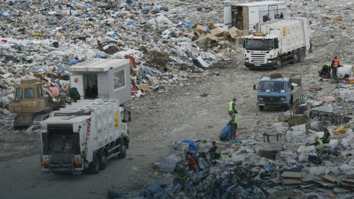 Takiej sytuacji w Gdańsku jeszcze nie było – odór z wysypiska na Szadółkach czuć już w centrum miasta, a nawet blisko Wrzeszcza. W ostatnich dniach Wojewódzki Inspektorat Ochrony Środowiska kontrolował składowisko odpadów. Urzędnicy obiecują kilka zmian.